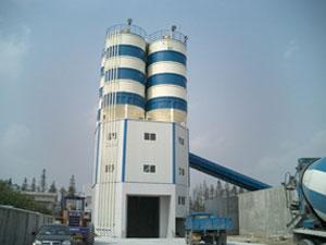 Planta de hormigón con silo de cemento de montaje superior